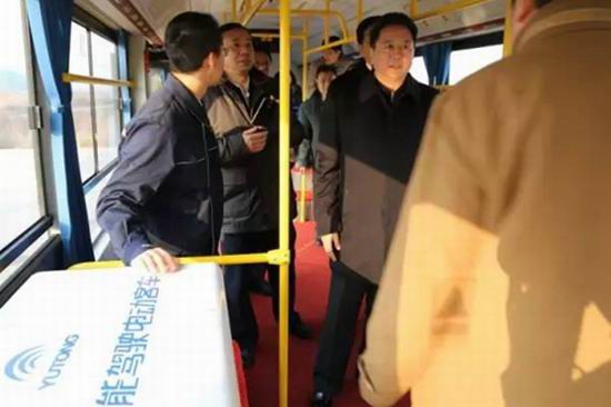 Minister of Transport takes a ride with Yutong driverless bus