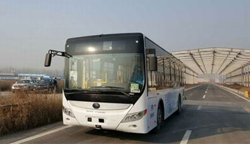 Minister of Transport takes a ride with Yutong driverless bus