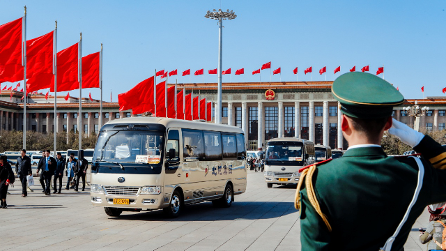 238 Yutong buses serve the Two Sessions