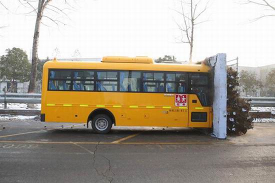 Yutong successfully conducts a wall collision test of school bus