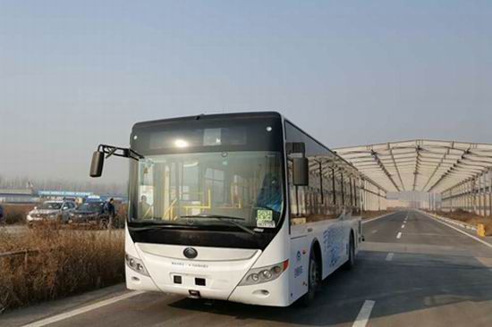 Minister of Transport takes a ride with Yutong driverless bus