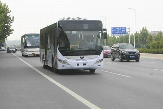 Minister of Transport takes a ride with Yutong driverless bus