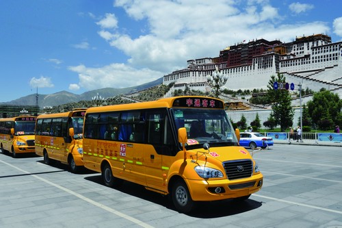 Yutong school buses appear on the Qinghai-Tibet Plateau