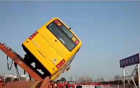 Yutong conducts the first rollover test of school buses in China