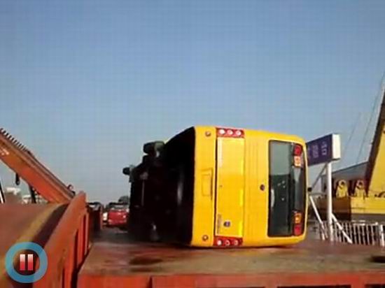 Yutong conducts the first rollover test of school buses in China