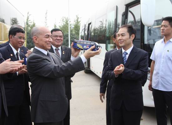 Cambodian king inspects Yutong