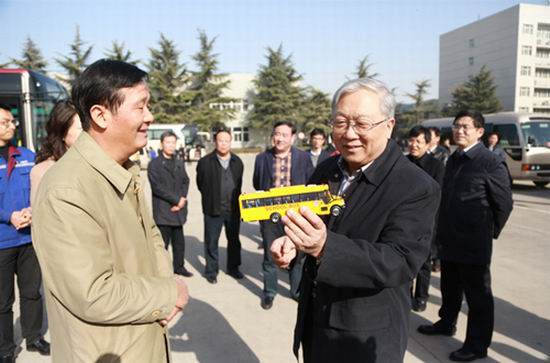 Academician Lu Yongxiang inspects Yutong